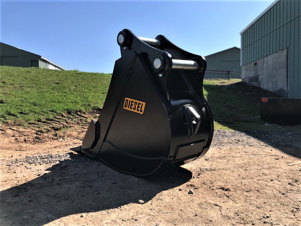 24'' HD Tooth Bucket for 170CL Excavator with 70mm pins - Image 3