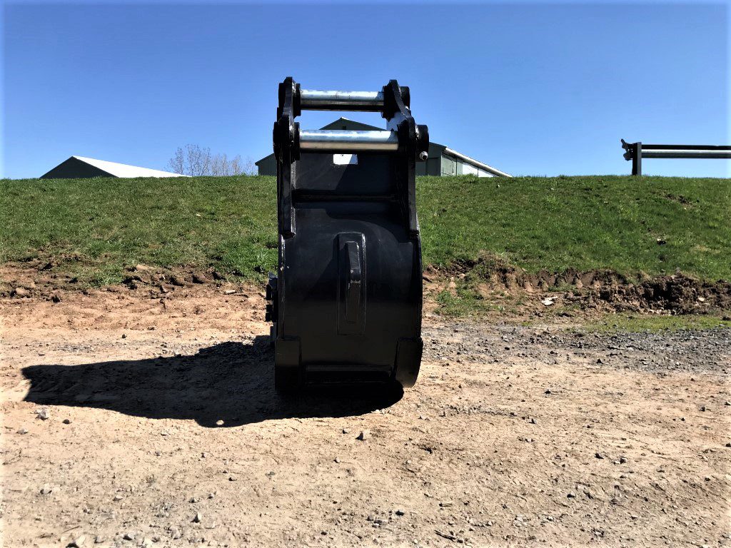24'' HD Tooth Bucket for 220CL Excavator with 80mm pins - Image 4