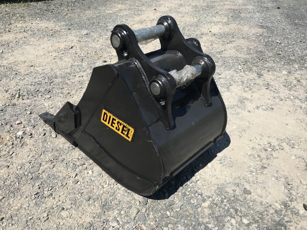 18" HD Tooth Bucket for 35CL Excavator with 40mm pins - Image 3