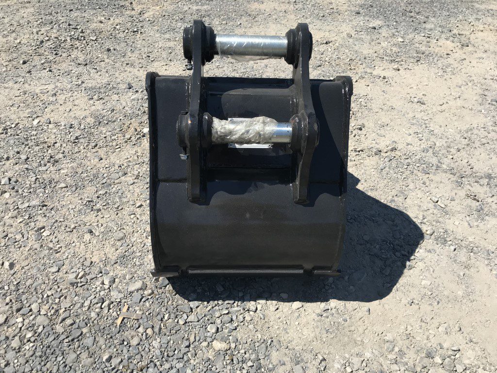 18" HD Tooth Bucket for 35CL Excavator with 40mm pins - Image 4