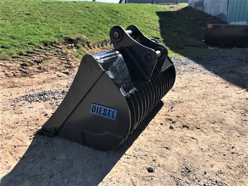 48" Screening Bucket BOCE for 80CL Excavator with 50mm pins - Image 4