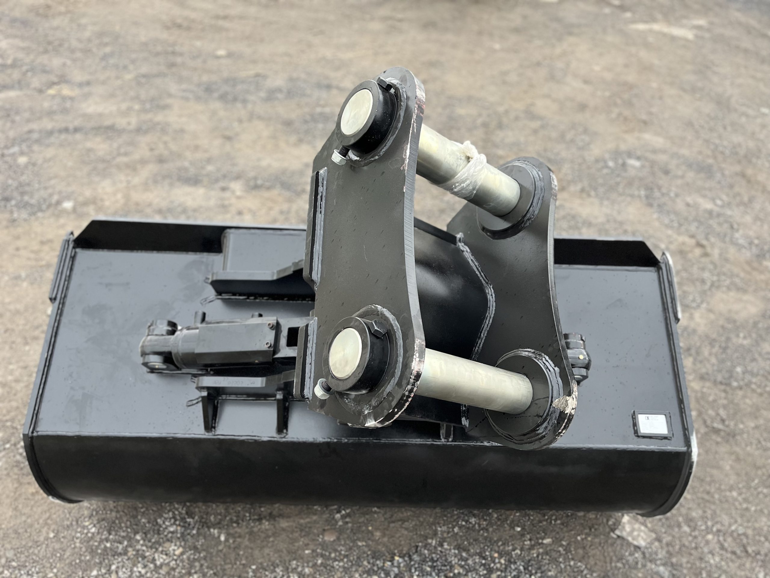 72" Tilt Ditch Bucket BOCE for 300CL Excavator with 90mm pins - Image 4
