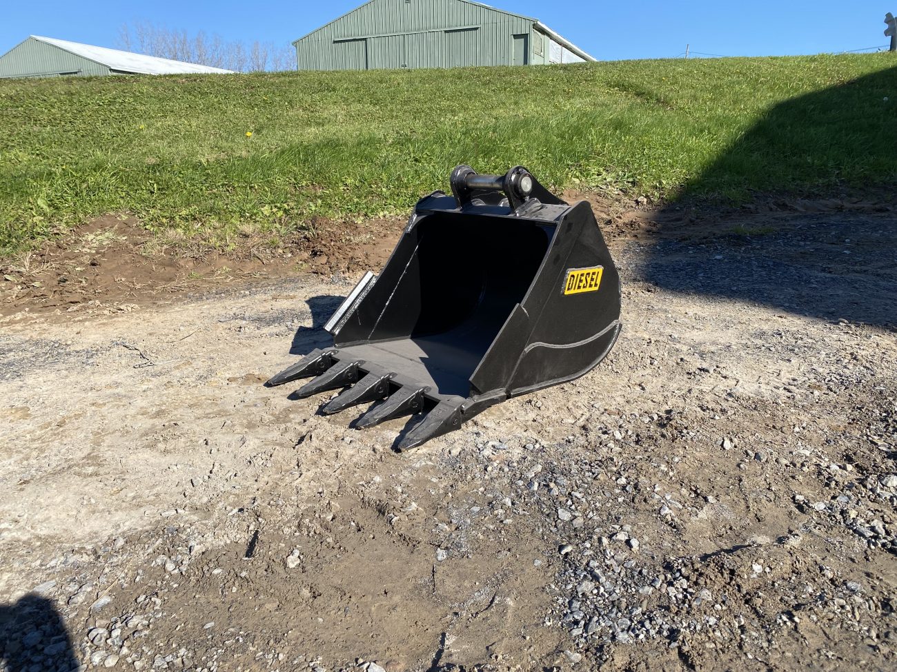 24" HD Tooth Bucket for 35CL Excavator with 40mm pins - Image 2