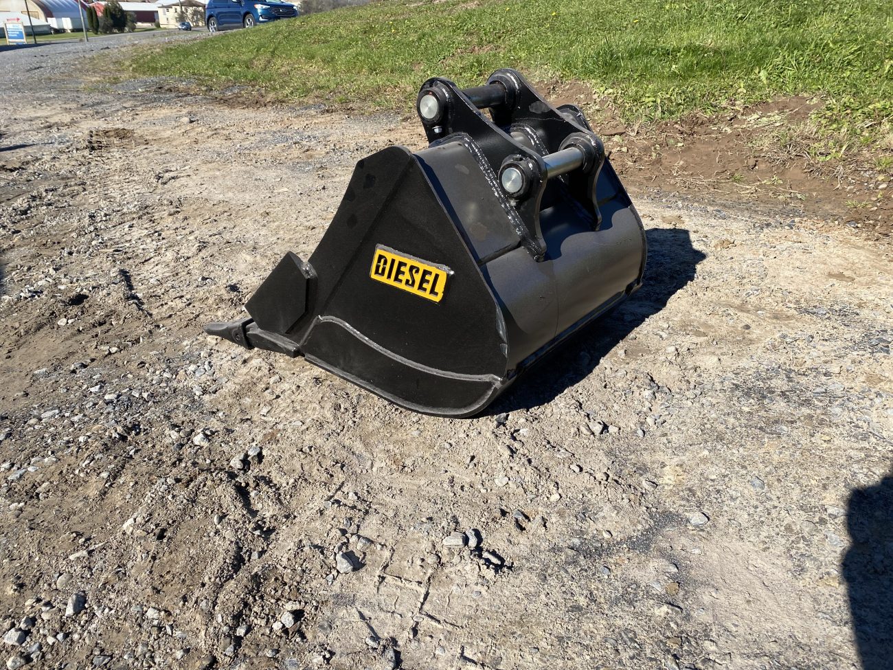24" HD Tooth Bucket for 35CL Excavator with 40mm pins - Image 3