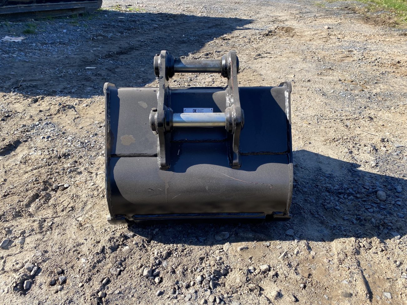 24" HD Tooth Bucket for 35CL Excavator with 40mm pins - Image 4