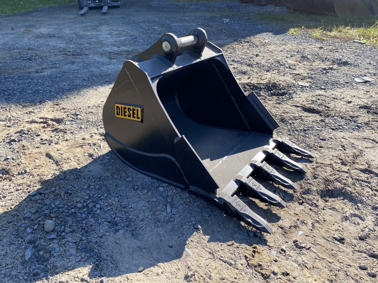 24" HD Tooth Bucket for 35CL Excavator with 40mm pins - Image 5
