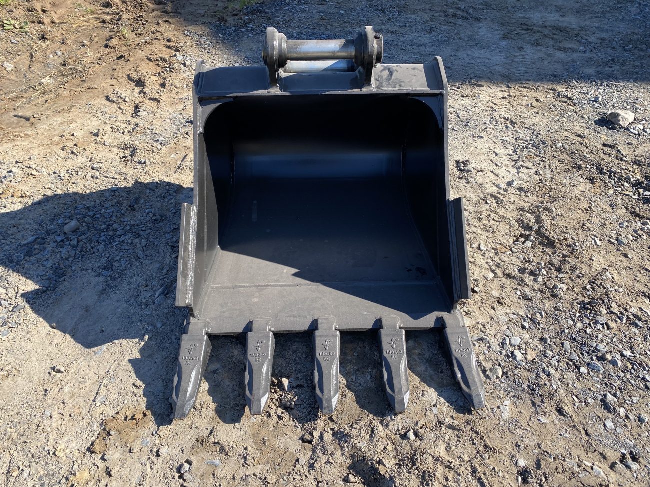 24" HD Tooth Bucket for 35CL Excavator with 40mm pins - Image 6