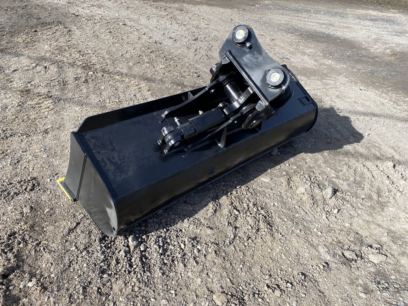 72" Low Profile Hydraulic Tilt Bucket for 80CL Excavator - Image 4