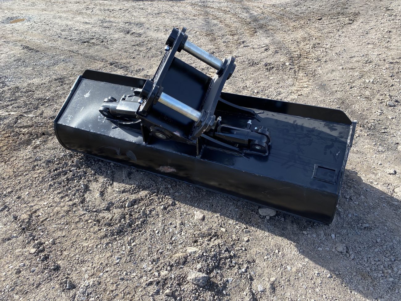 72" Low Profile Hydraulic Tilt Bucket for 80CL Excavator - Image 5