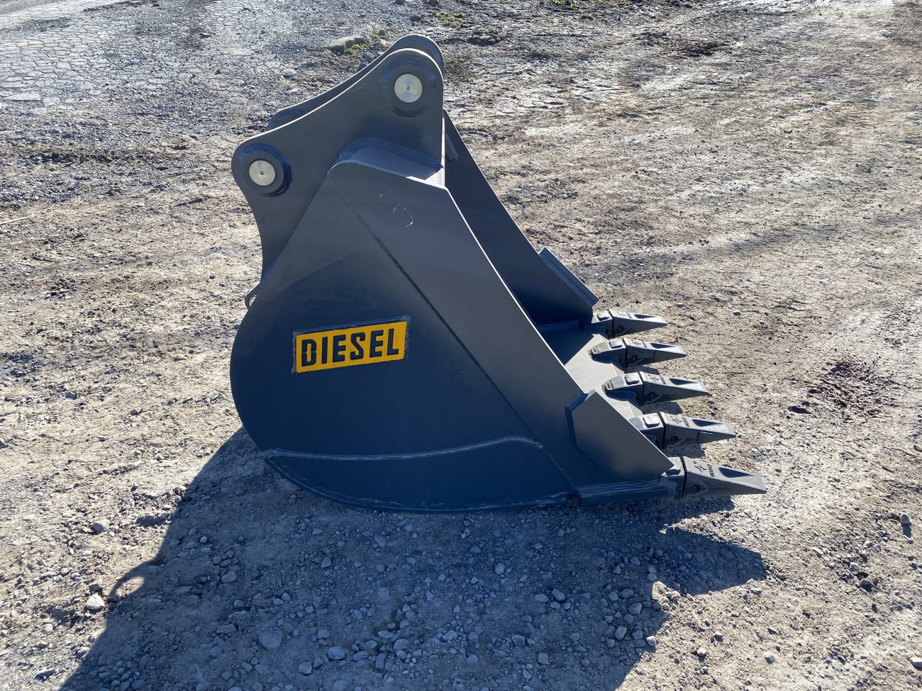 36'' HD Tooth Bucket for PC138 Excavator with 60mm pins - Image 4