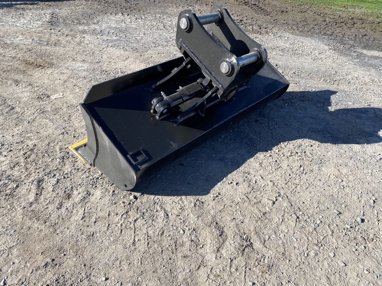 72" LP Hydraulic Tilt Ditch Bucket BOCE for 140CL Excavator with 65mm pins - Image 4
