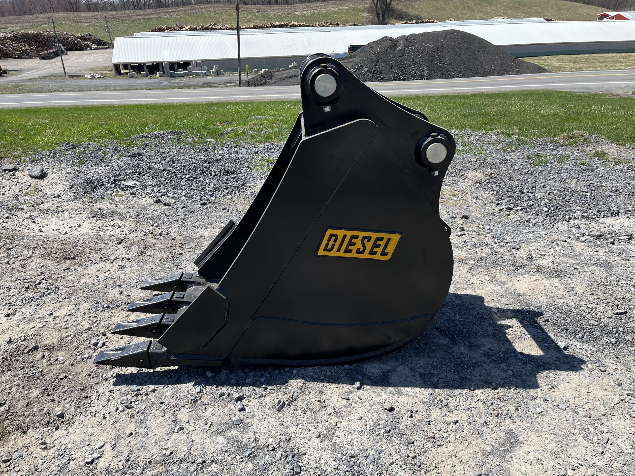24'' HD Tooth Bucket for 140CL Excavator with 65mm pins - Image 3