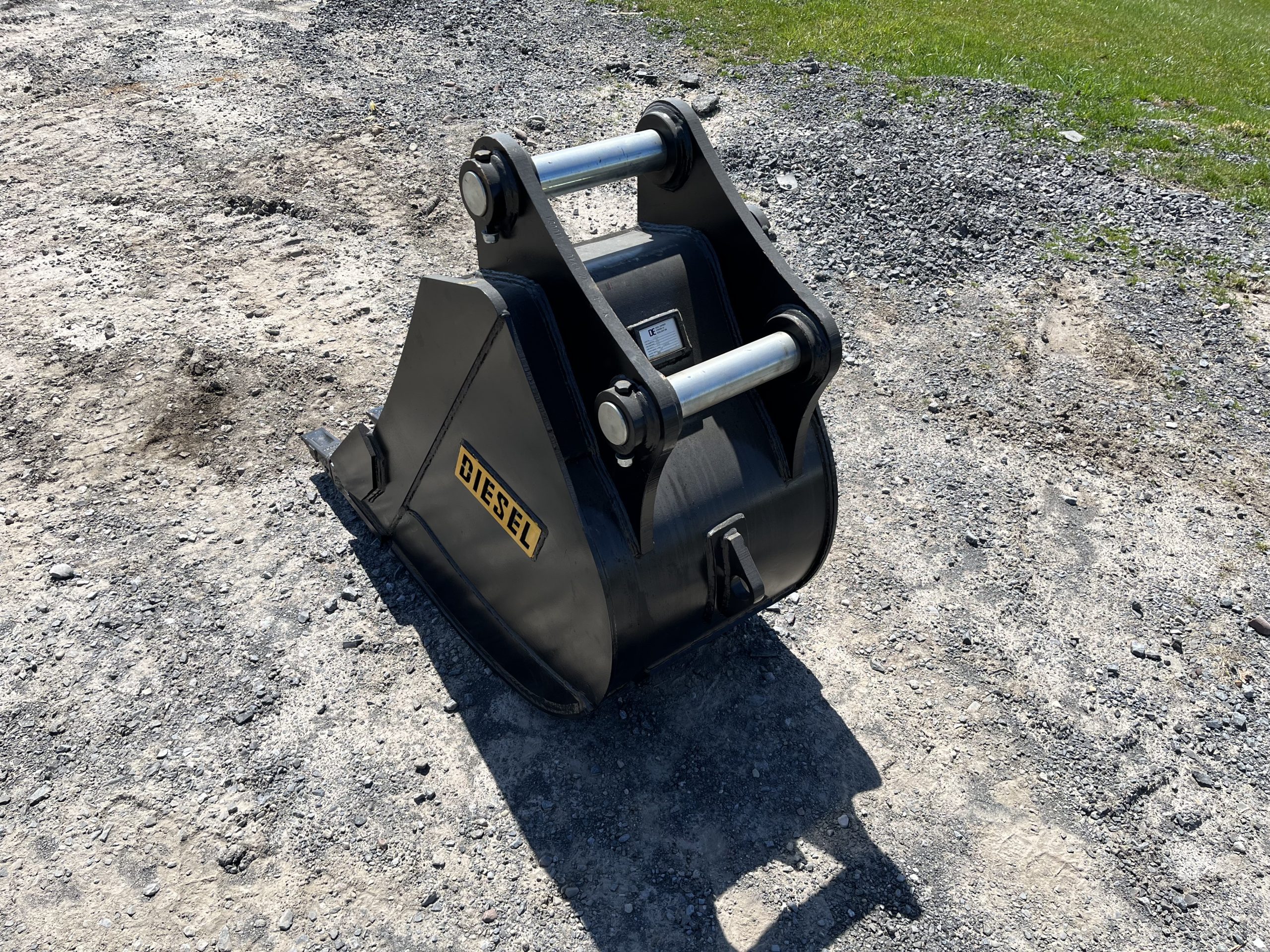 24'' HD Tooth Bucket for 140CL Excavator with 65mm pins - Image 4