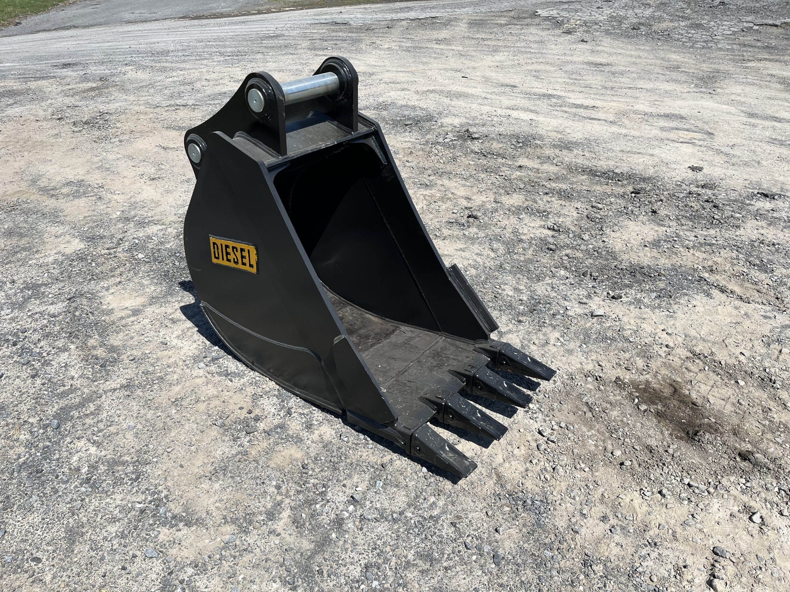 24'' HD Tooth Bucket for 140CL Excavator with 65mm pins - Image 7