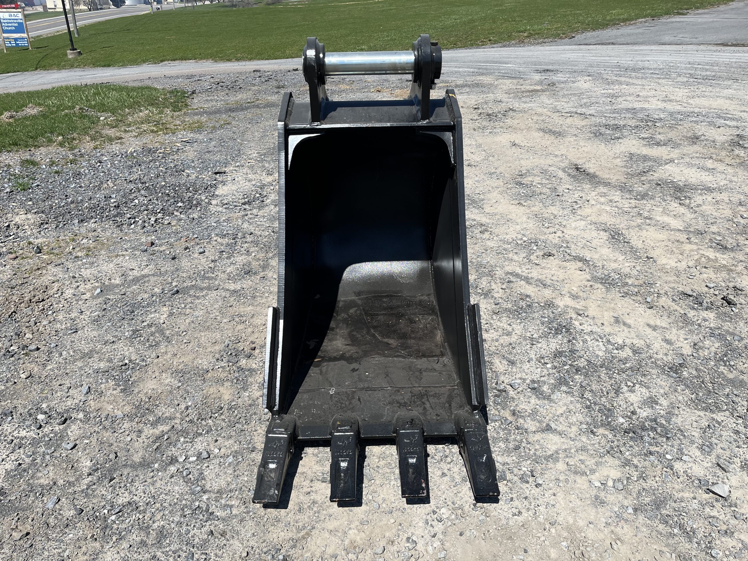 24'' HD Tooth Bucket for 140CL Excavator with 65mm pins - Image 8