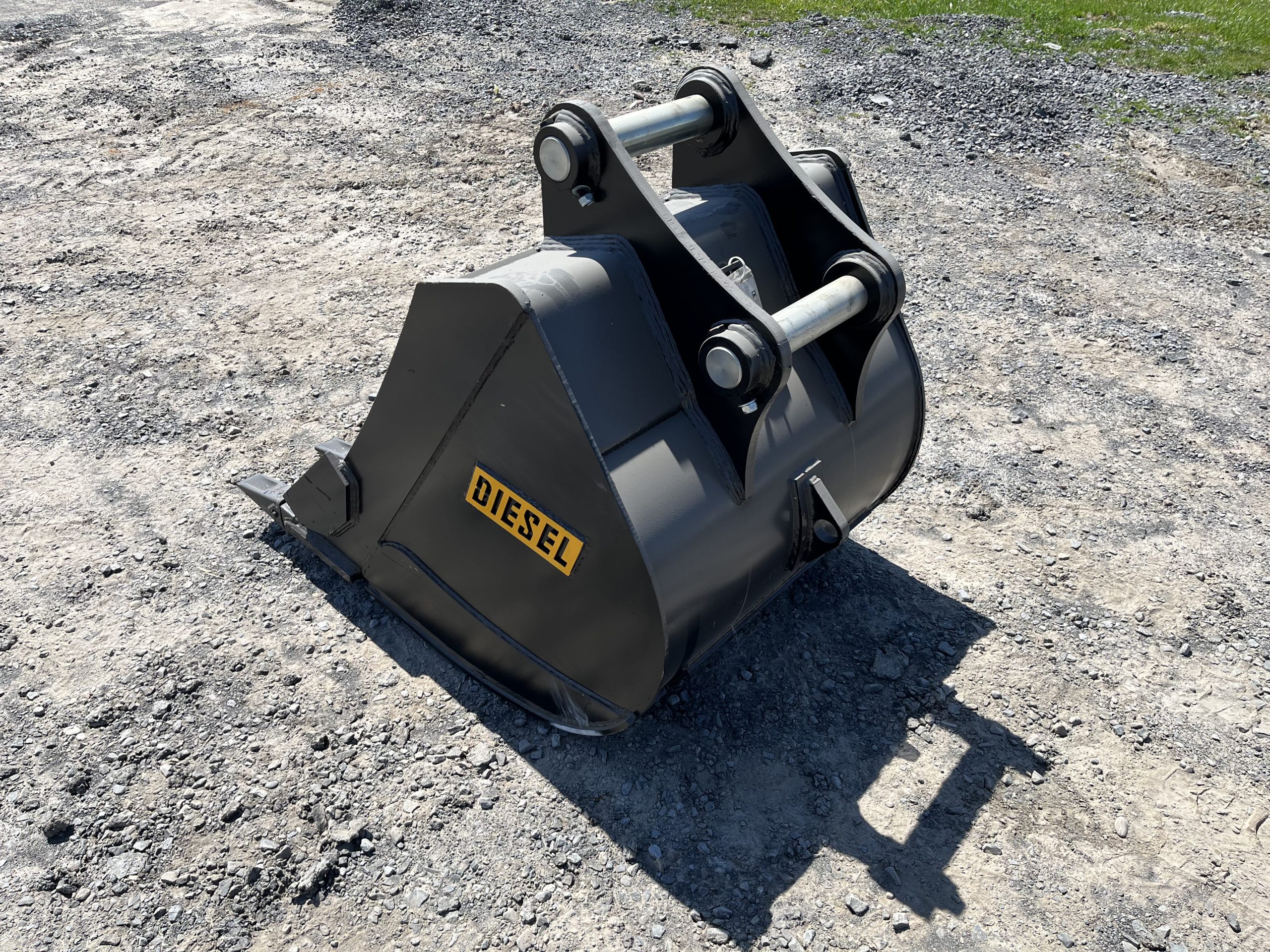 36'' HD Tooth Bucket for 140CL Excavator with 65mm pins - Image 4