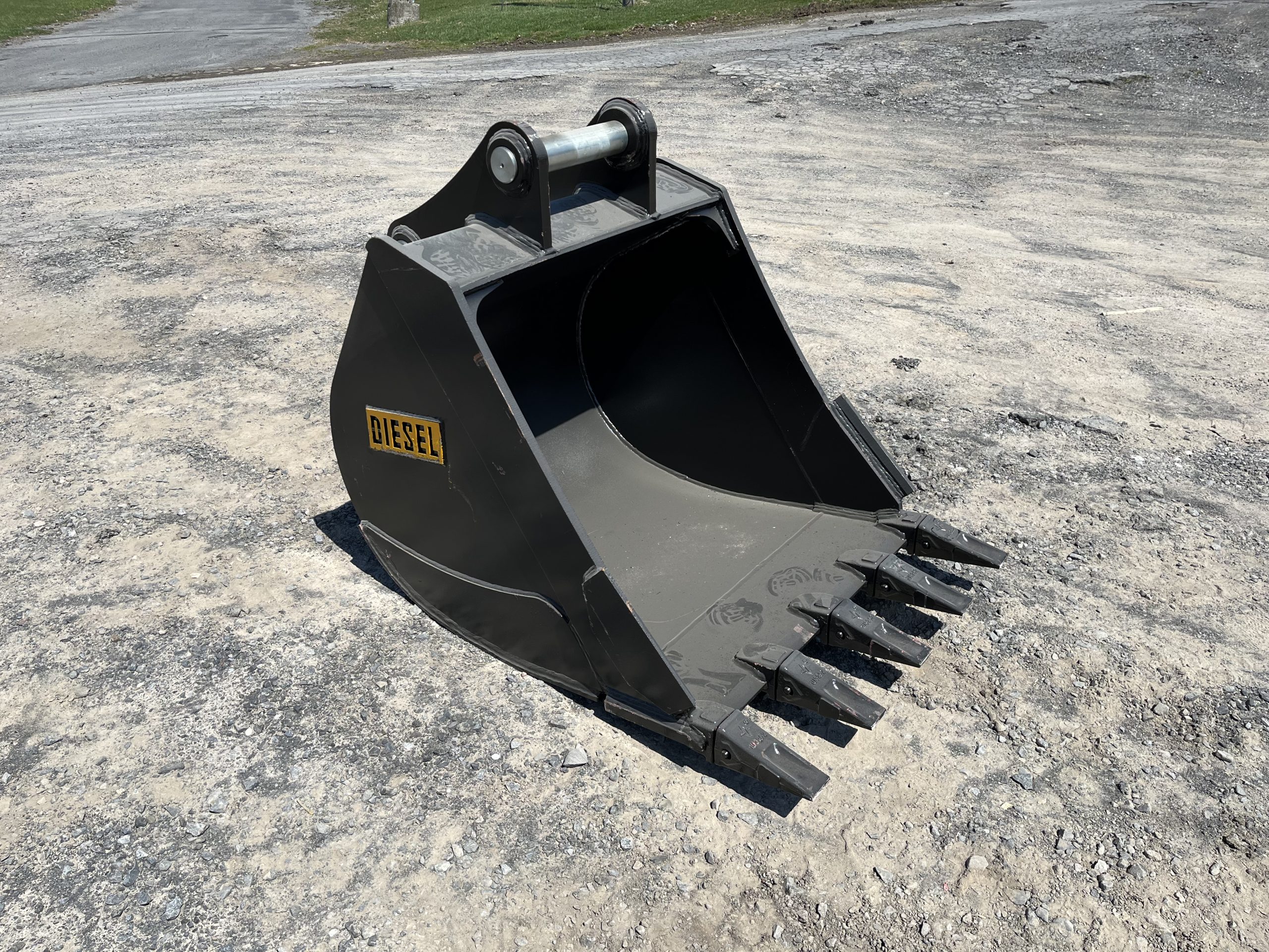 36'' HD Tooth Bucket for 140CL Excavator with 65mm pins - Image 7