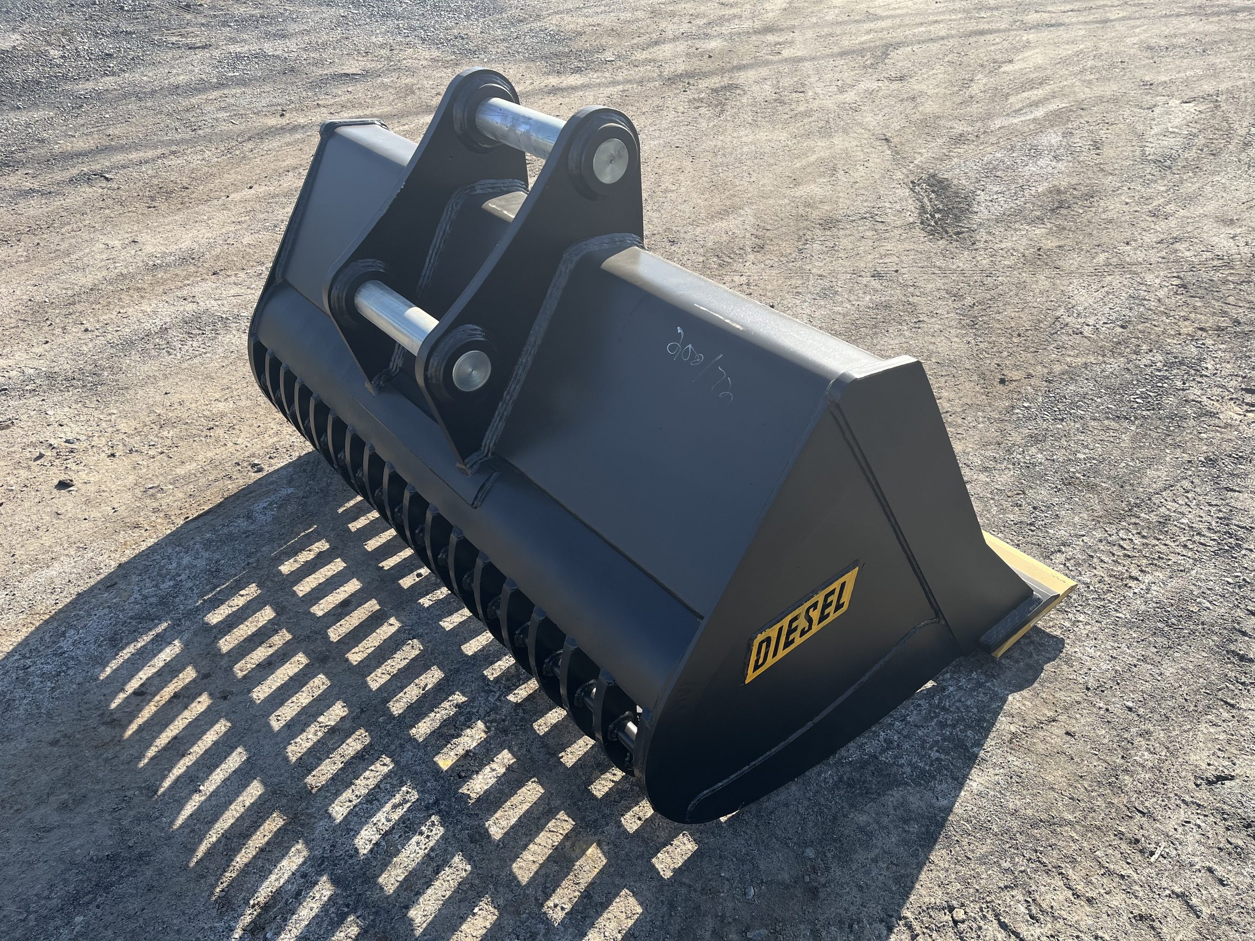 72" Screening Bucket BOCE for 220CL Excavator with 80mm pins - Image 3