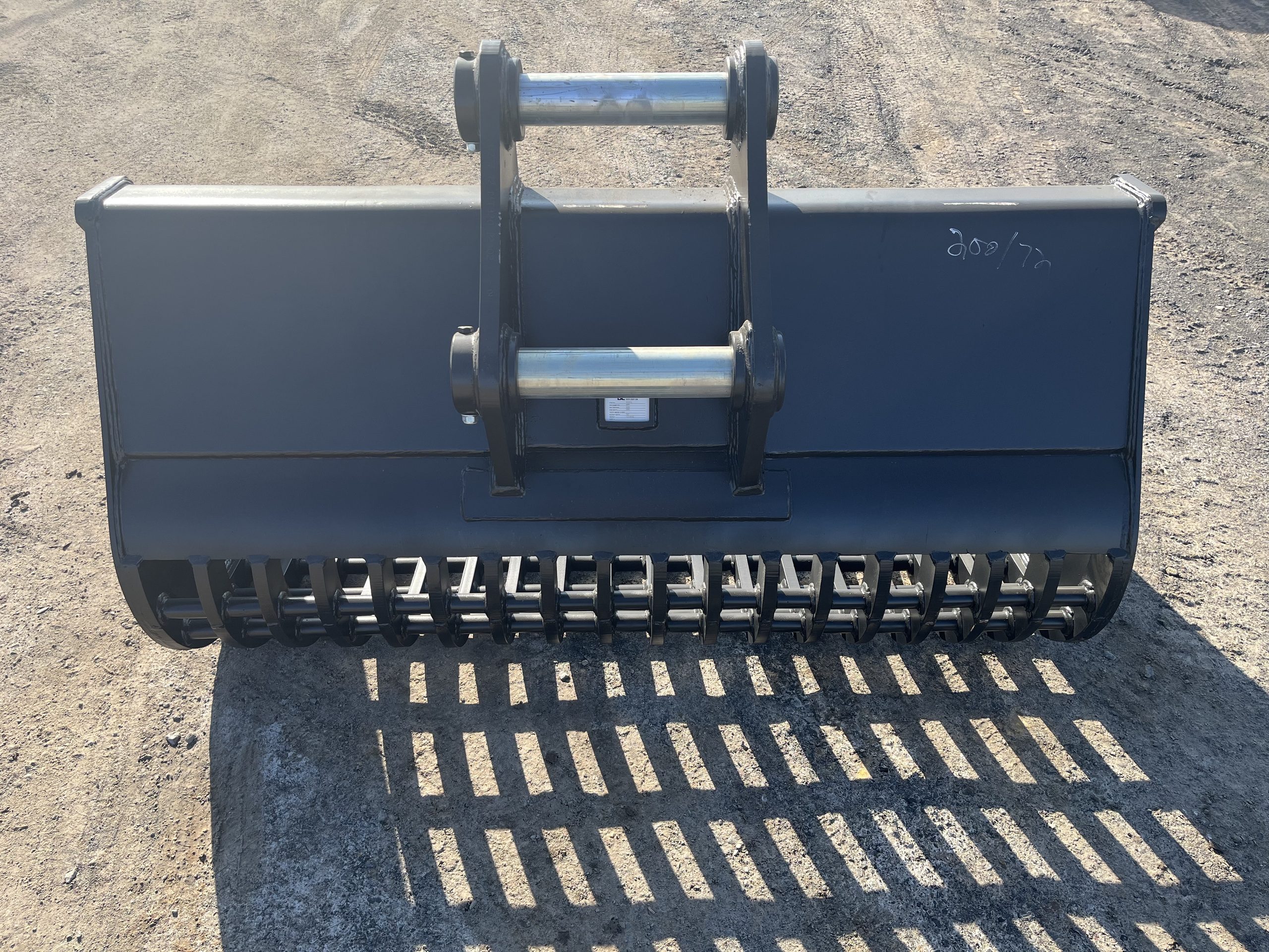 72" Screening Bucket BOCE for 220CL Excavator with 80mm pins - Image 4