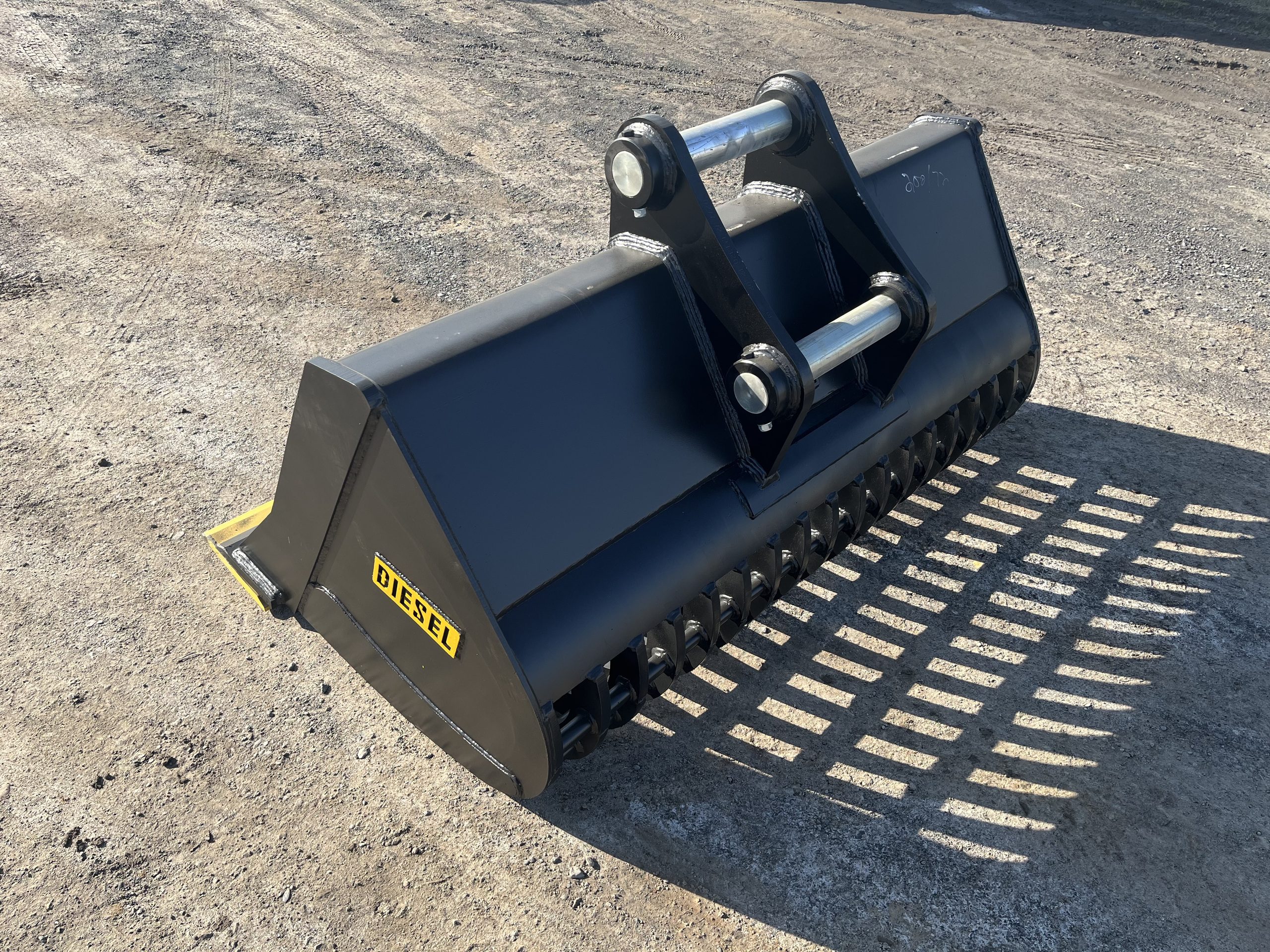 72" Screening Bucket BOCE for 220CL Excavator with 80mm pins - Image 5