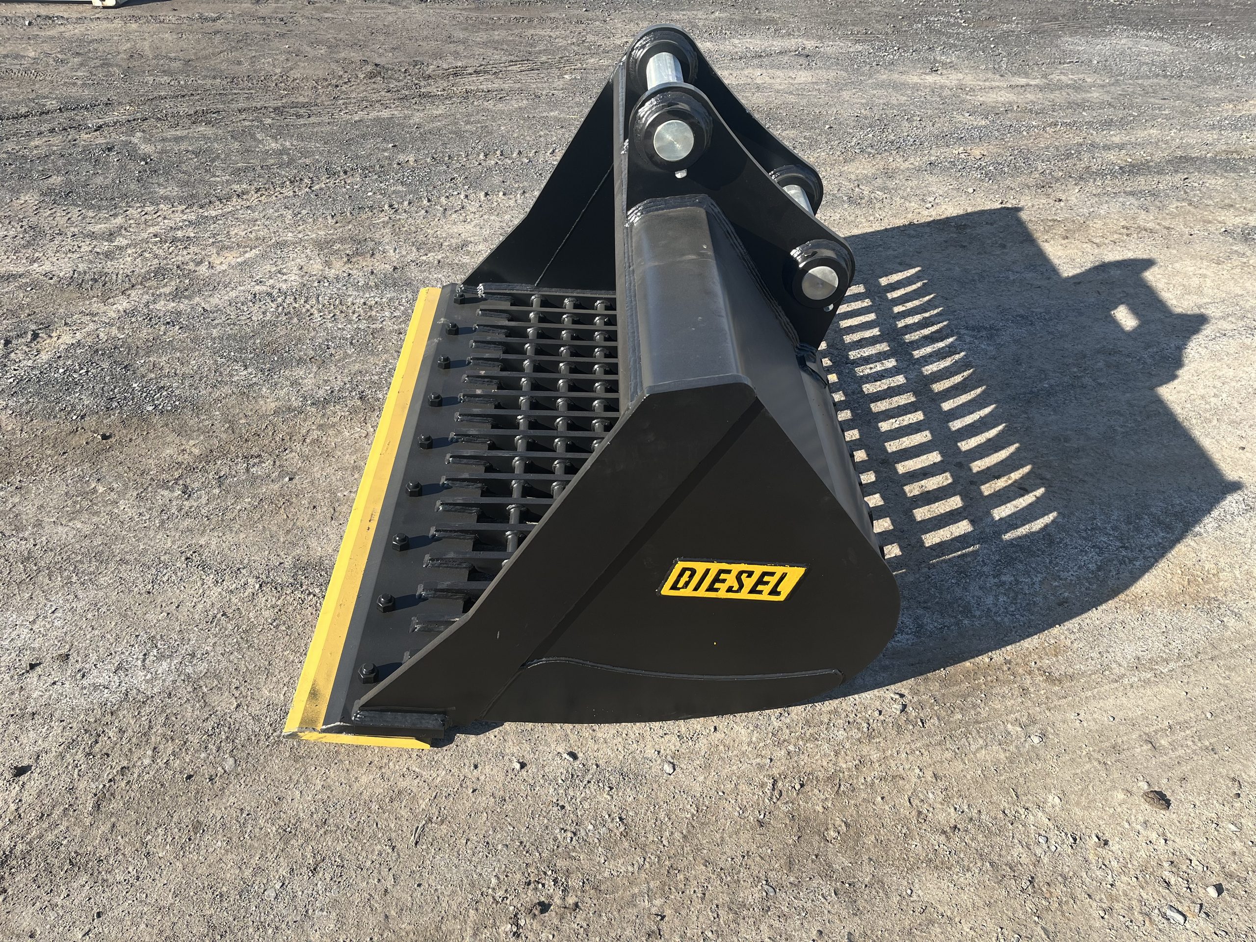 72" Screening Bucket BOCE for 220CL Excavator with 80mm pins - Image 6