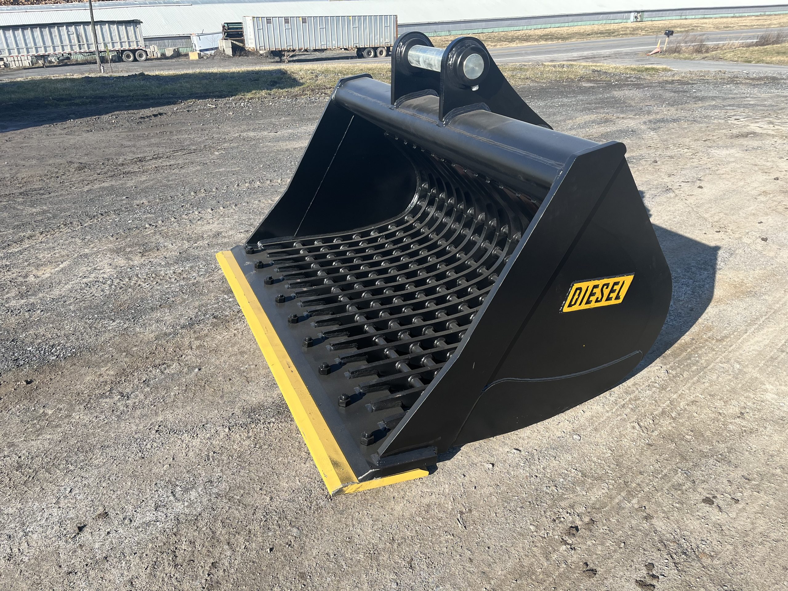 72" Screening Bucket BOCE for 220CL Excavator with 80mm pins - Image 7