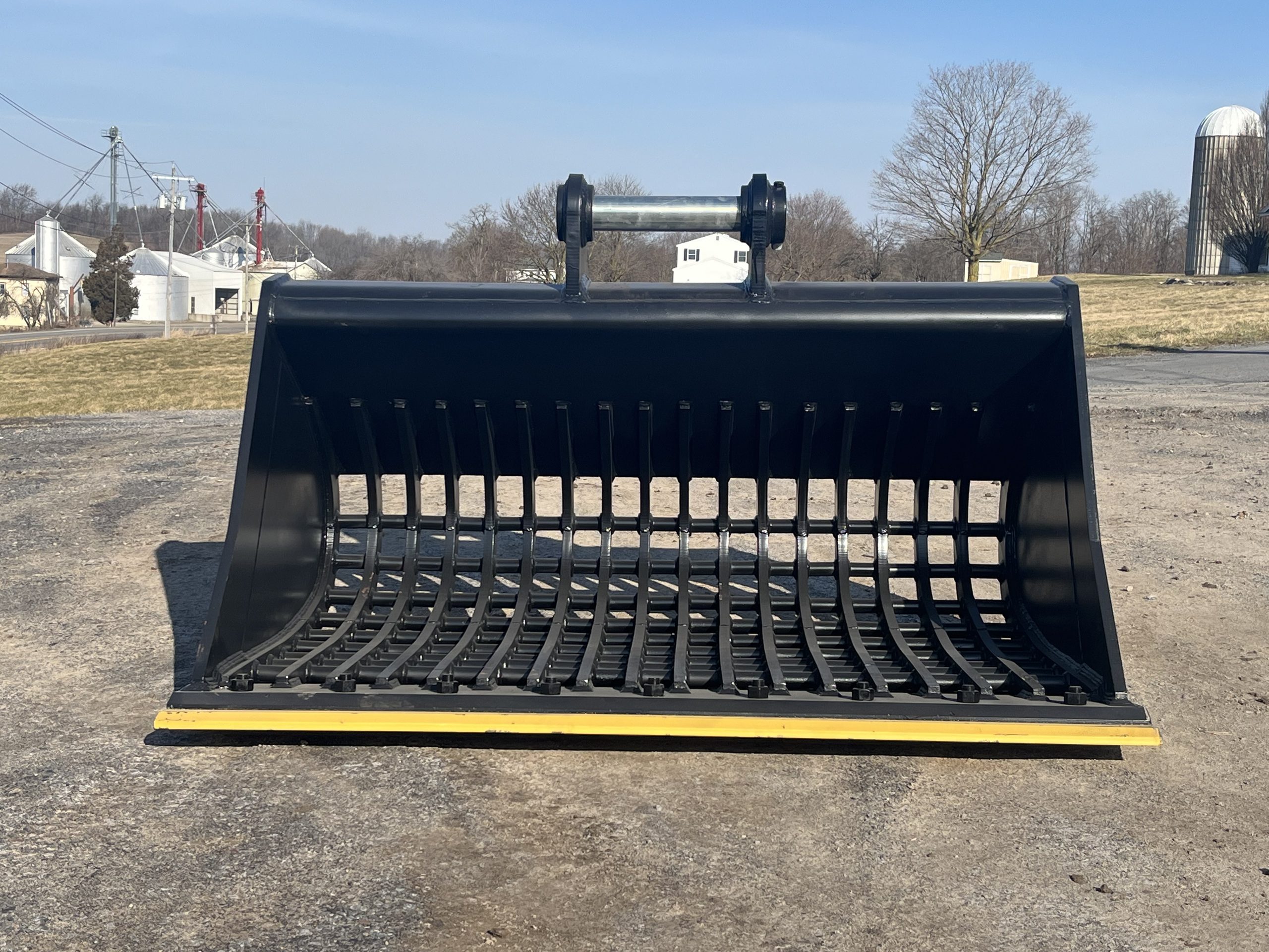 72" Screening Bucket BOCE for 220CL Excavator with 80mm pins - Image 8