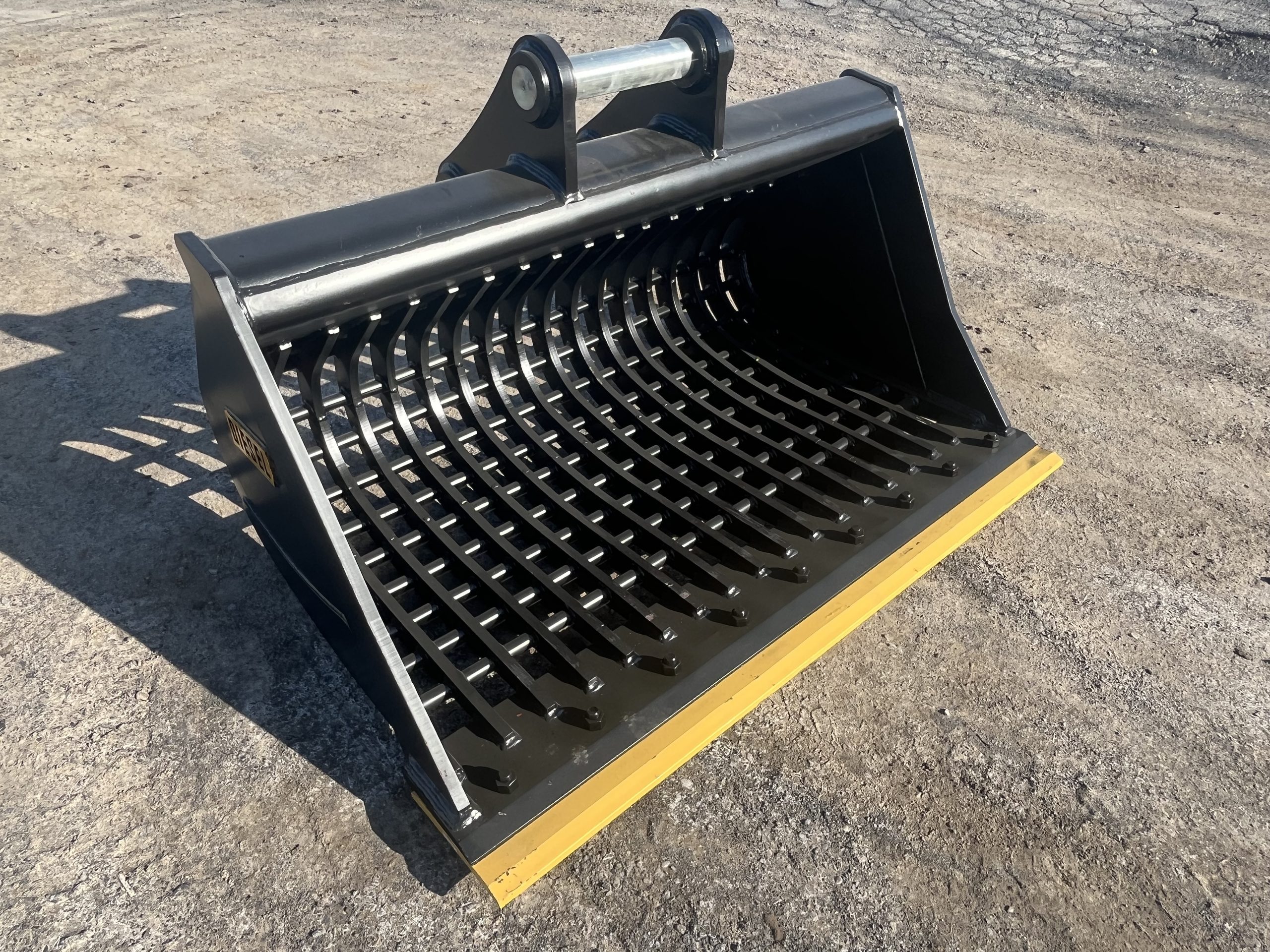 72" Screening Bucket BOCE for 220CL Excavator with 80mm pins - Image 9