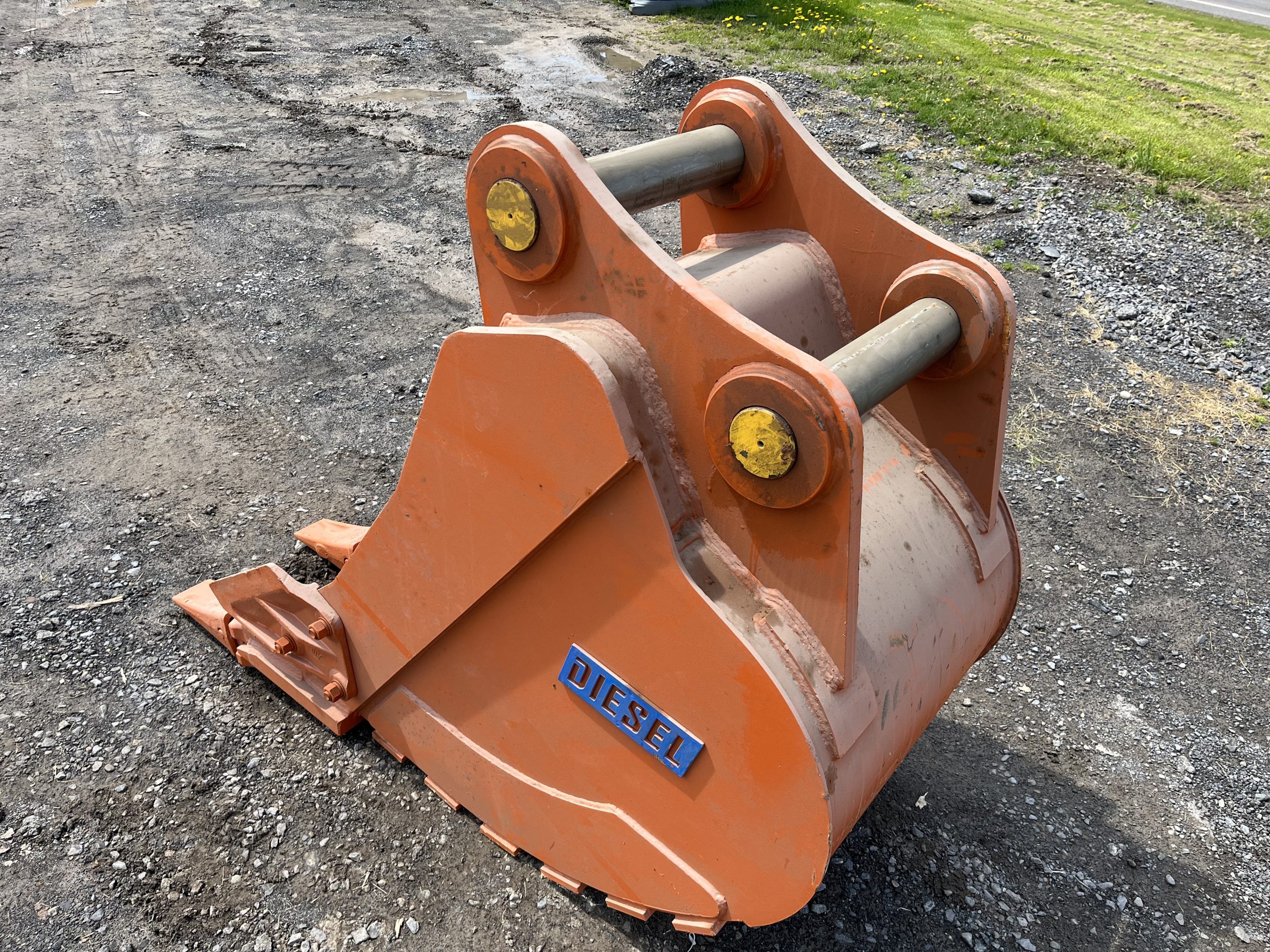 36'' HD Tooth Bucket for ZX350 Excavator with 100mm pins - Image 4