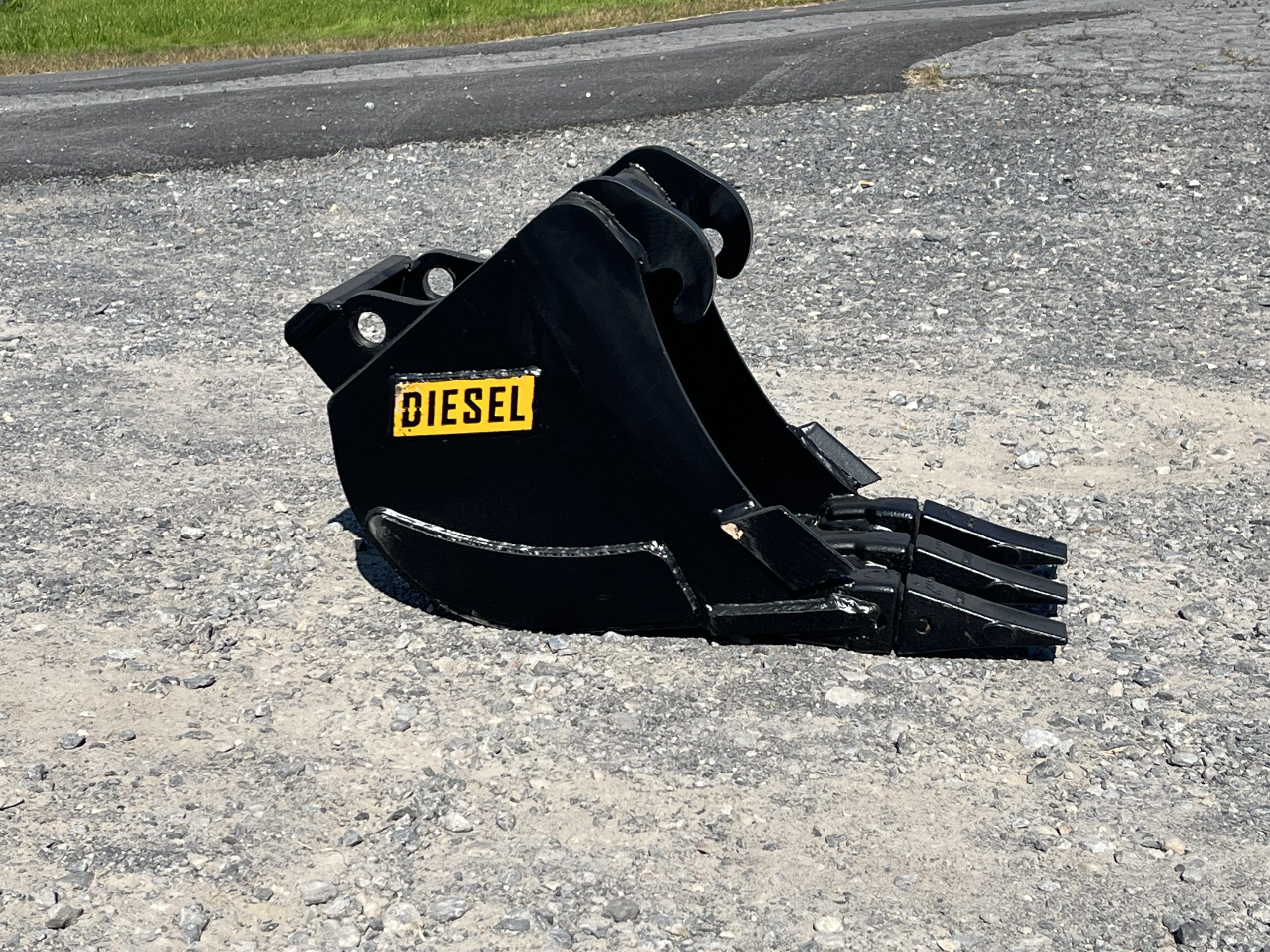 12" HD Tooth Bucket For Bobcat E35/MX3 - Image 3