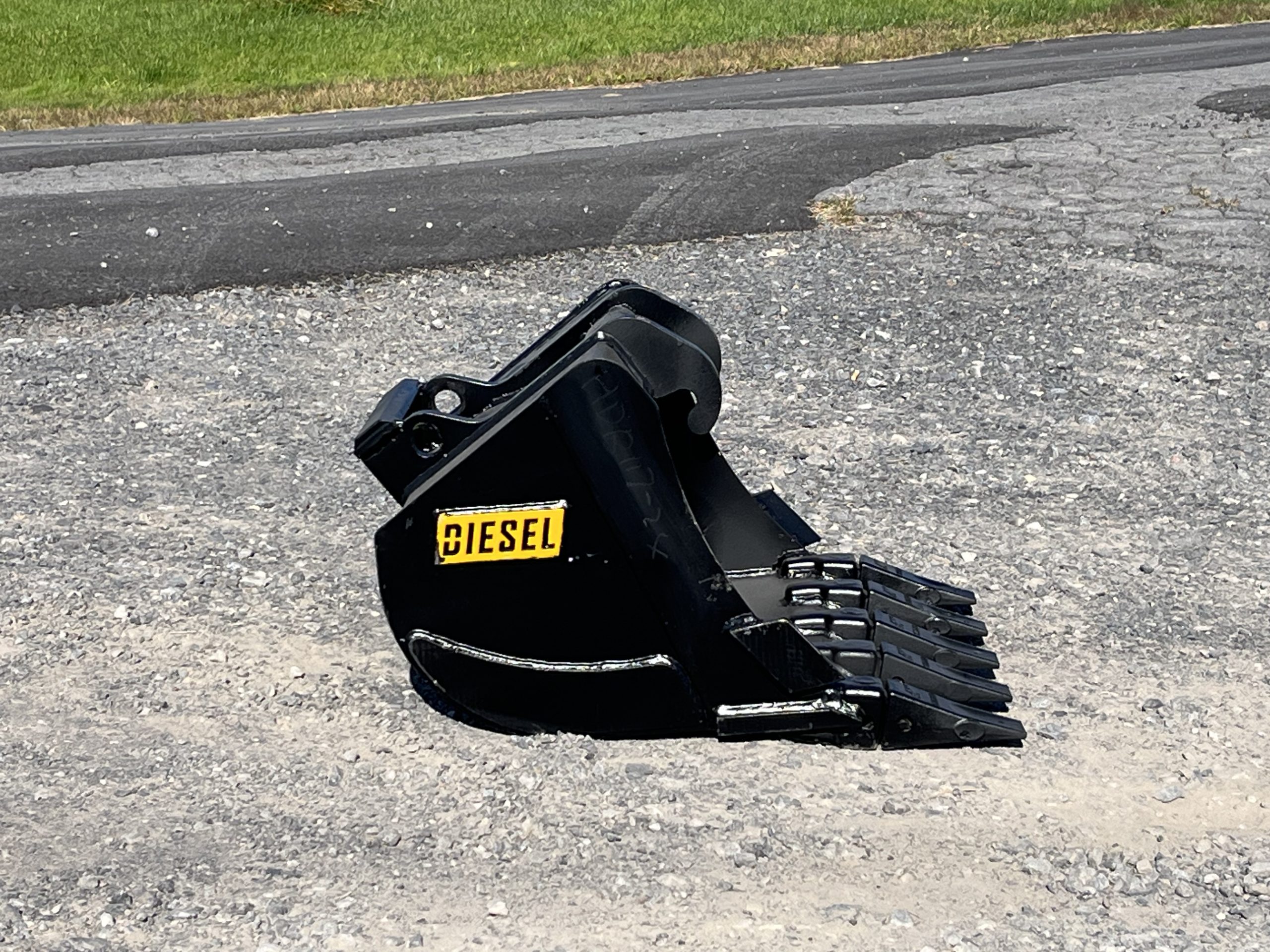 24" HD Tooth Bucket For Bobcat E35/MX3 - Image 3