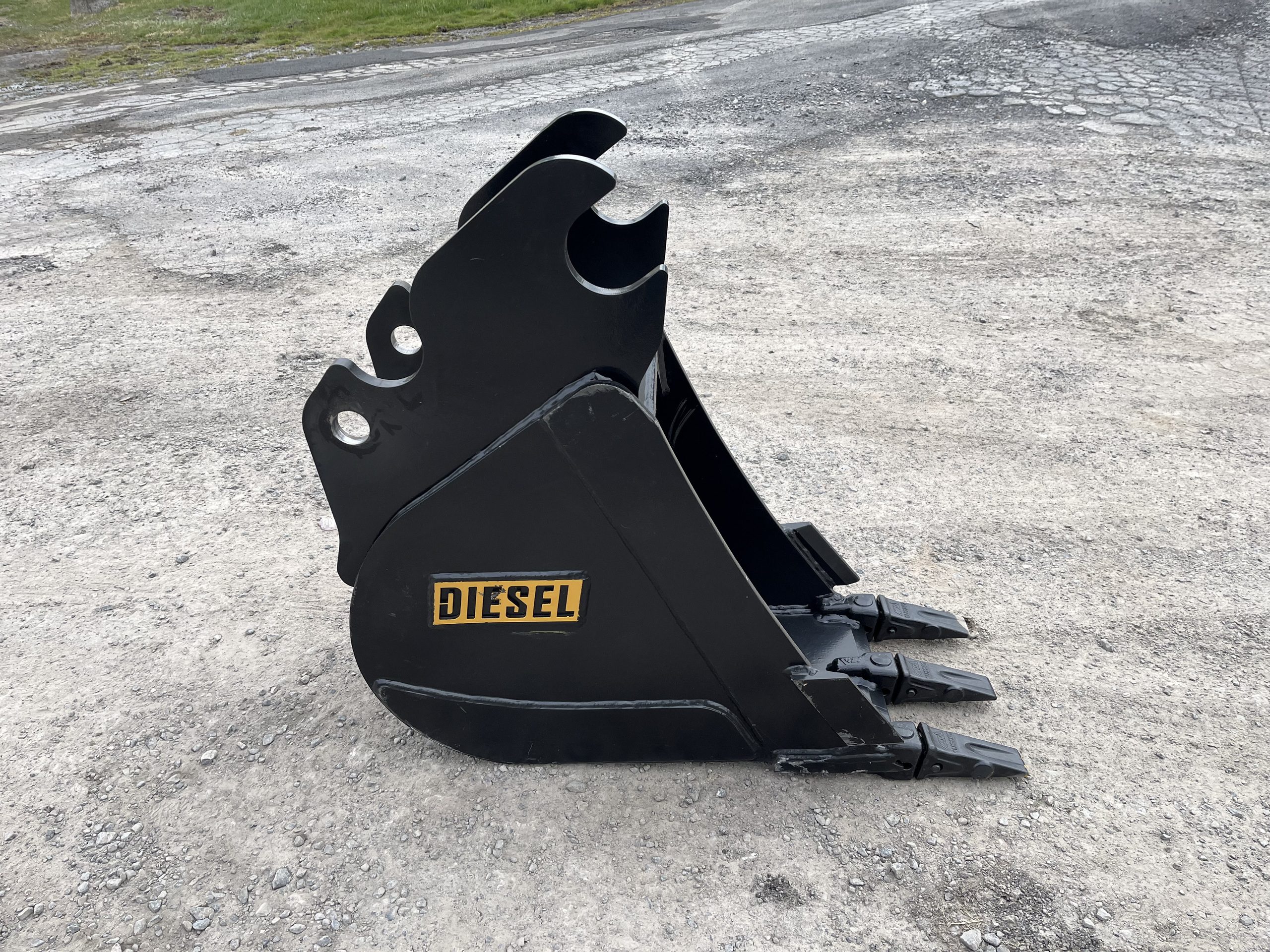 12" HD Tooth Bucket For Kubota K7915 Coupler - Image 3