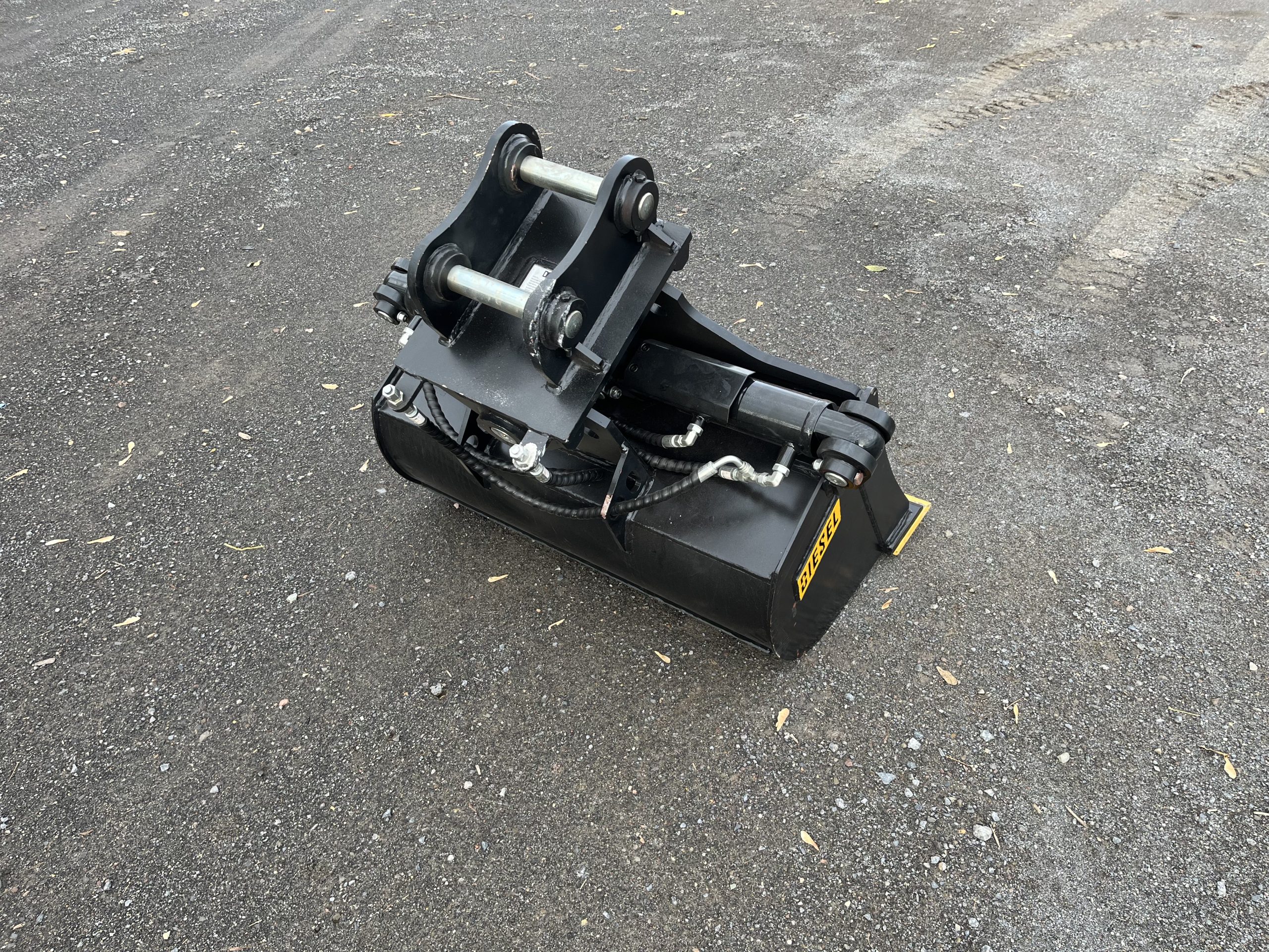 36" VIO35 Hydraulic Tilt Ditch Cleaning Bucket BOCE with 38mm pins - Image 4